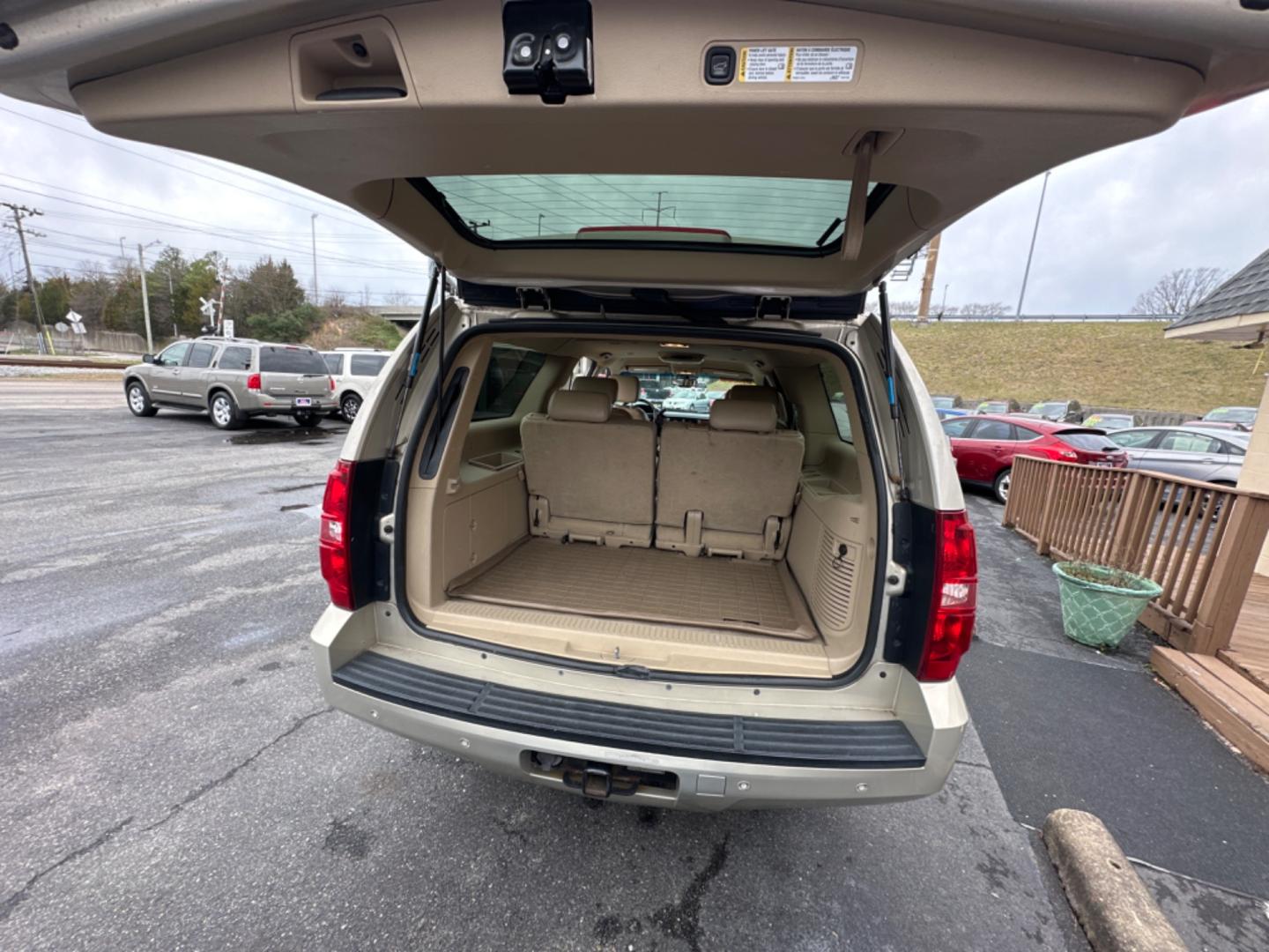 2007 Gold Chevrolet Suburban LS 1500 4WD (3GNFK163X7G) with an 5.3L V8 OHV 16V FFV engine, 4-Speed Automatic Overdrive transmission, located at 5700 Curlew Drive, Norfolk, VA, 23502, (757) 455-6330, 36.841885, -76.209412 - Photo#10